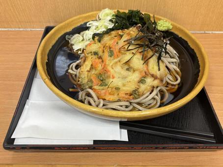 冷やしかき揚げそば 冷やしかき揚げそばの写真