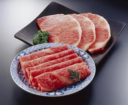 ステーキとすき焼き用の牛肉セット ステーキとすき焼き用の牛肉セットの写真