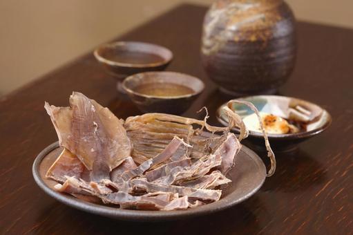 炭火で炙ったイカと酒 炭火で炙ったイカと酒 焼きイカ,イカ,炙るの写真素材