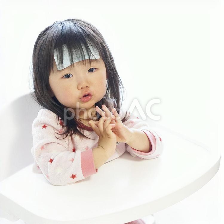 風邪をひいた女の子 発熱,赤ちゃん,女の子の写真素材