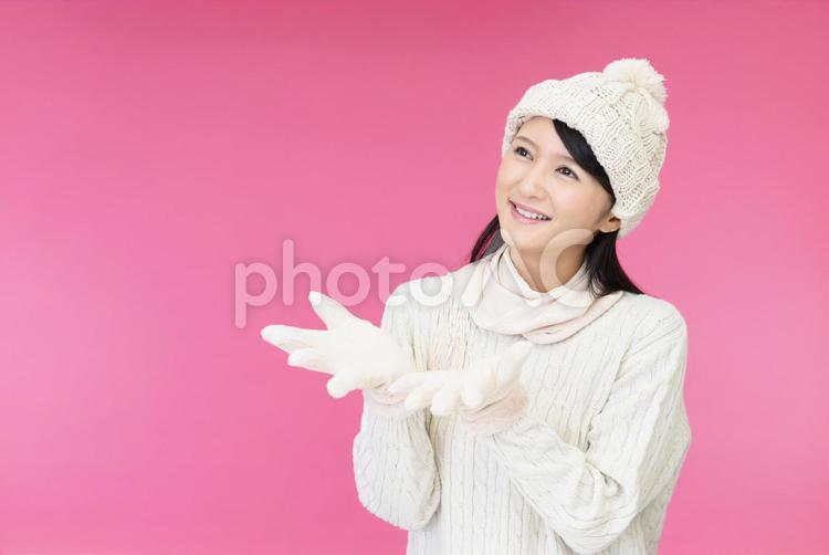 掌を見せる笑顔の女性 女性,女,笑顔の写真素材