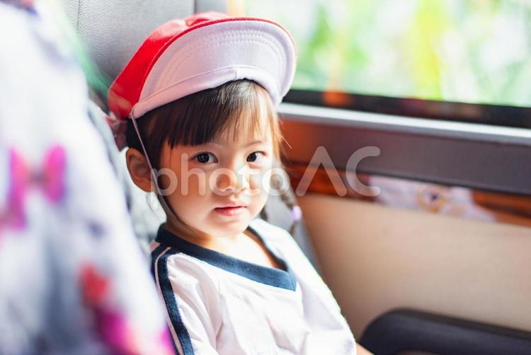 バスに乗る幼稚園児の女の子 子供,幼児,女の子の写真素材