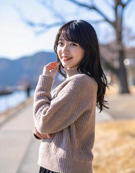 冬・セーター姿の彼女は笑顔の写真