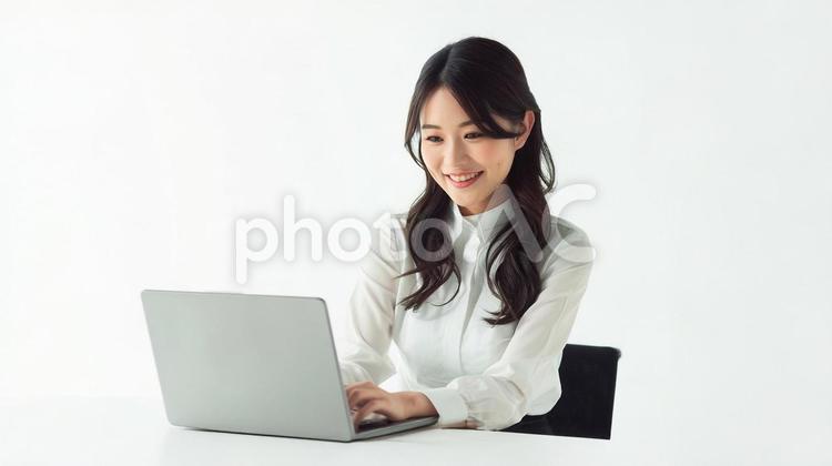 パソコンを使って仕事をする若い女性 仕事,ビジネス,パソコンの写真素材