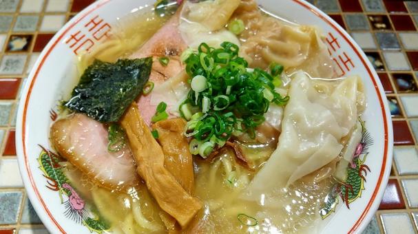 塩ワンタン麺 塩ワンタン麺 ワンタン麺,ラーメン,麺類の写真素材