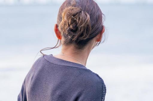 後ろ姿の女性 後ろ姿の女性の写真