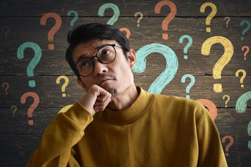 疑問を抱える男性 悩む,難しい,考えるの写真素材