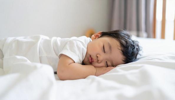 お昼寝する日本人の男の子の横顔 お昼寝する日本人の男の子の横顔の写真