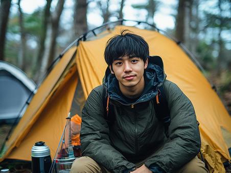 ソロキャンプをする男性 ソロキャンプをする男性の写真