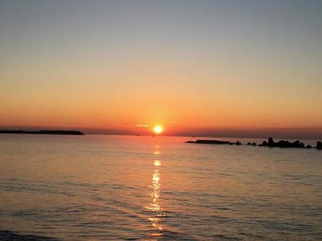 朝焼けの海 波,水,浜辺の写真素材
