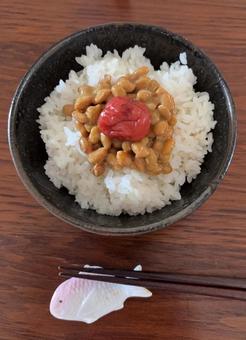 政府備蓄米ご飯に納豆とかつお梅の茶碗飯 政府備蓄米ご飯に納豆とかつお梅の茶碗飯の写真