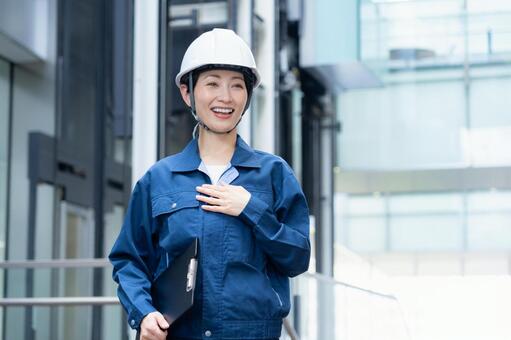 ビルメンテナンスする女性エンジニア 不動産,エンジニア,ビルメンテナンスの写真素材