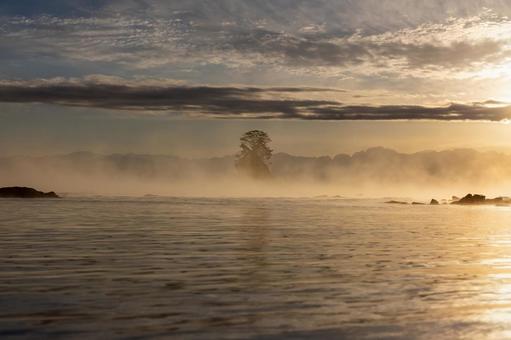 雲なびく雨晴海岸の夜明け 夜明け,空,雲の写真素材