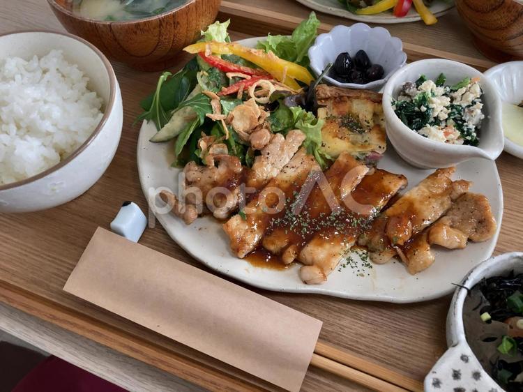 トンテキ定食ー白米と味噌汁 トンテキ,ワンプレート,小鉢の写真素材