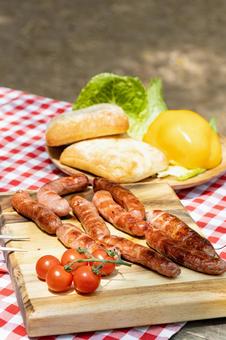 プレートの上のパンやソーセージの写真