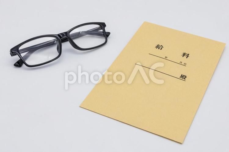 ビジネスで給料をもらうイメージ 給料,仕事,ビジネスの写真素材