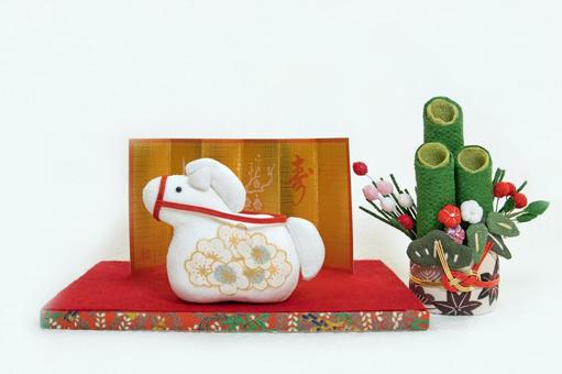 午年年賀状　金屏風の前の白馬と門松飾り 午年年賀状,干支,置物の写真素材