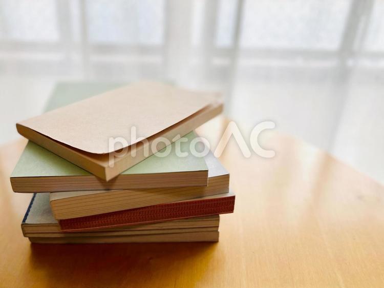 テーブルの上の積まれた本 読書,積読,本の写真素材