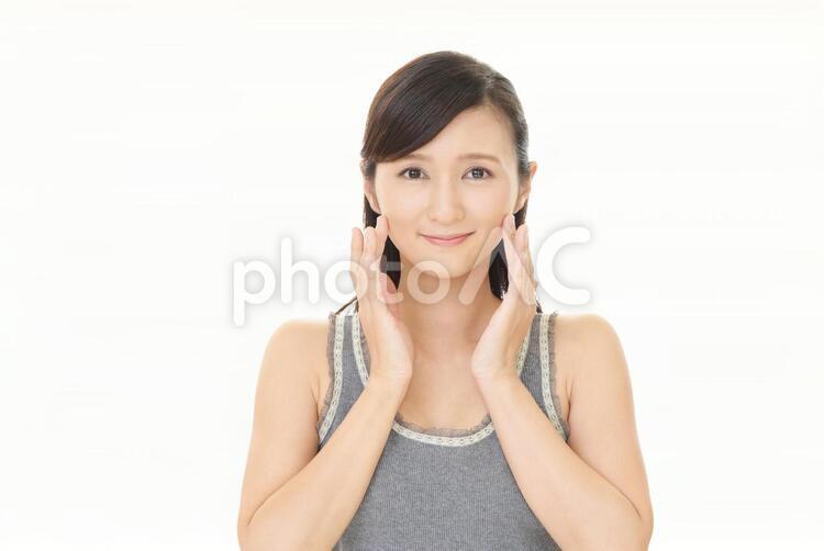 フェイスケアをする女性 スキンケア,女性,女の写真素材