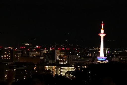 夜の京都タワー 夜の京都タワーの写真