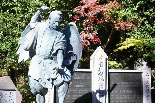 剣を持つ天狗の力強い像 天狗,像,銅像の写真素材