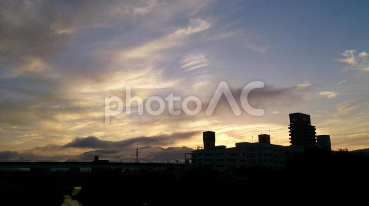 夕焼けの建物 日暮れ,都市,暁の写真素材