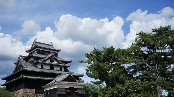 国宝・松江城と夏空の雲 松江城,国宝松江城,島根県の写真素材