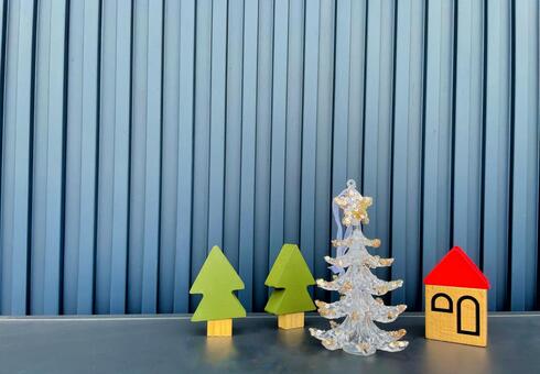 小さな家とクリスマスツリーのオブジェ クリスマス,クリスマスツリー,ツリーの写真素材