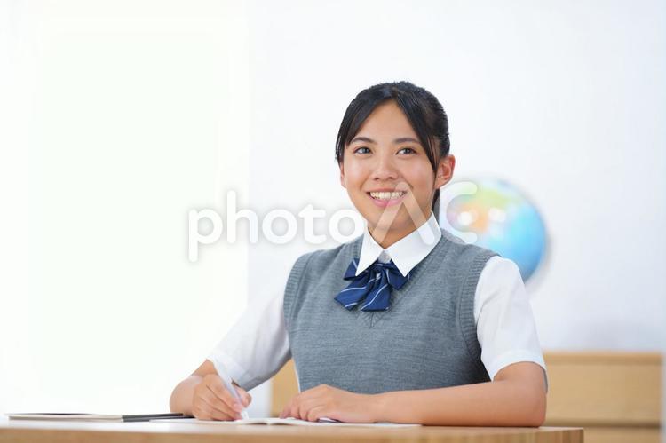 勉強する笑顔の女子生徒 塾,人物,女の子の写真素材