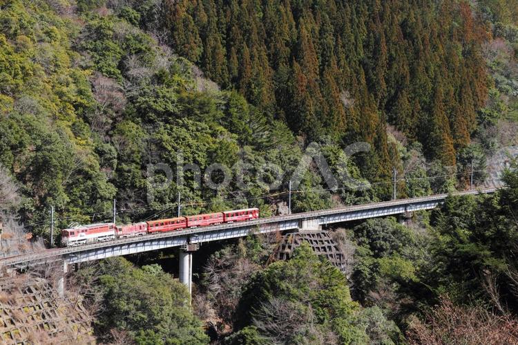 アプト区間を下る井川線の車両 鉄道,交通,電車の写真素材