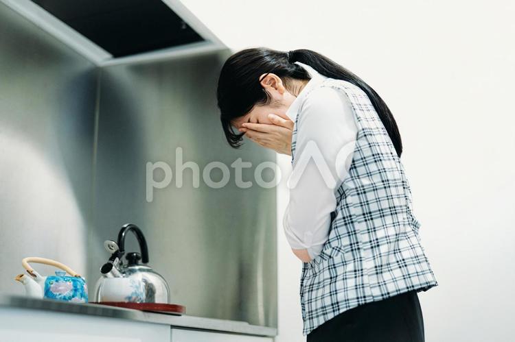 給湯室で泣く女性社員 パワハラ,お茶くみ,男尊女卑の写真素材