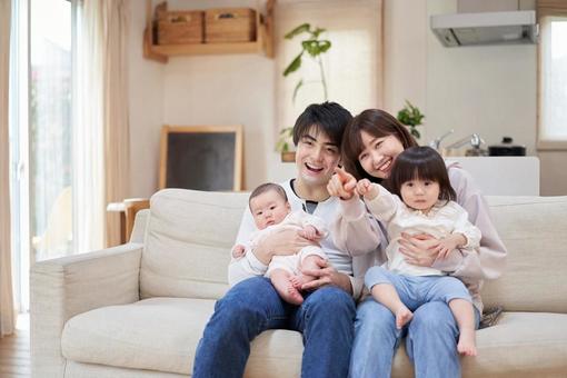 Asian family watching TV together, família, quarto, tv, JPG