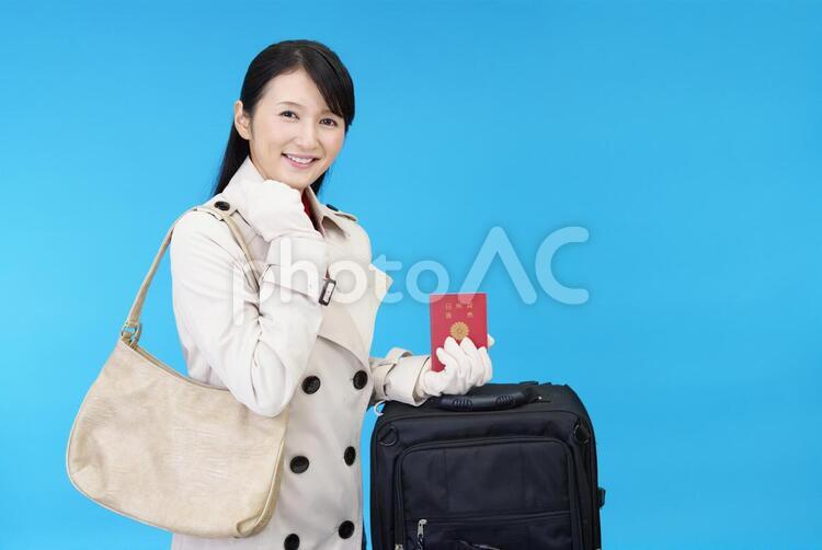 パスポートを持つ笑顔の女性 女性,女,旅行の写真素材