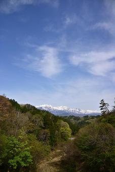 峠より北アルプスの山々を望む 爺ヶ岳,鹿島槍ヶ岳,五竜岳の写真素材
