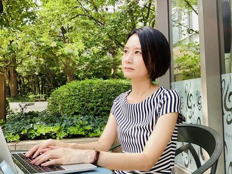 Japanese woman working outdoors, женщина, пк, веб-конференция, JPG