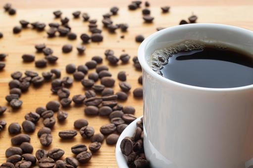 コーヒーとコーヒー豆 コーヒーとコーヒー豆の写真