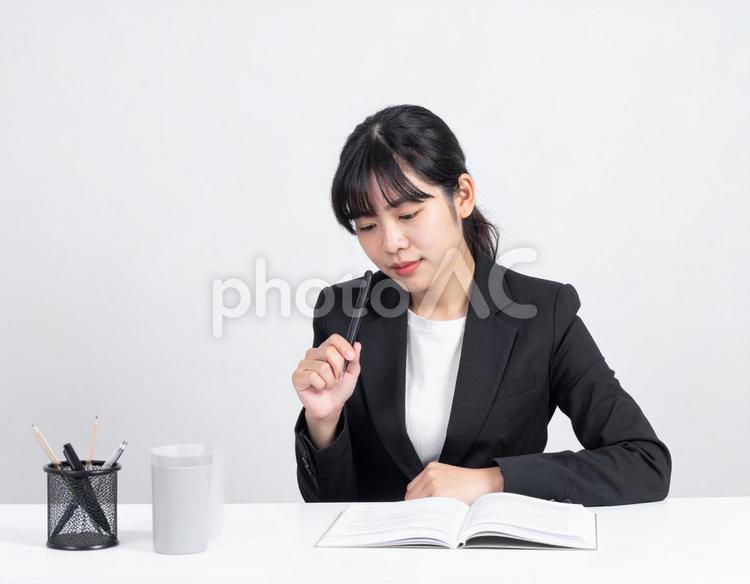 書類を確認するビジネスウーマン 女性,ビジネス,書類の写真素材