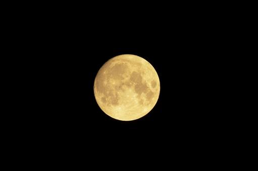 お月見イメージ。秋夜空に十五夜の満月 お月見イメージ。秋夜空に十五夜の満月の写真