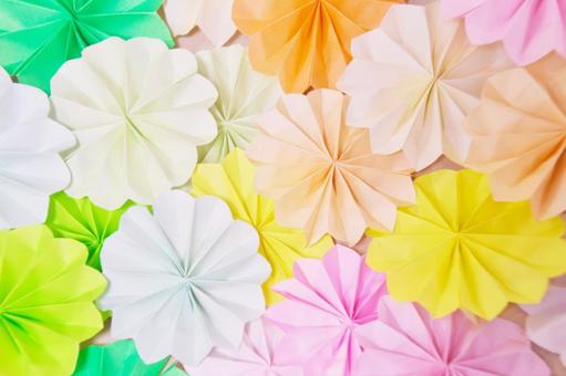 並んだカラフルな折り紙の花(ロゼット) 並んだカラフルな折り紙の花(ロゼット) 折り紙,ロゼット,花の写真素材