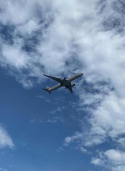 青空に飛行機 青空に飛行機の写真
