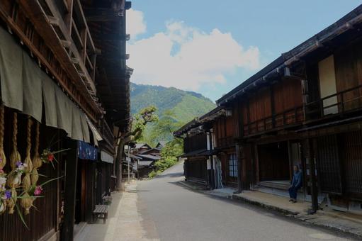 空と山と街並み 空と山と街並みの写真