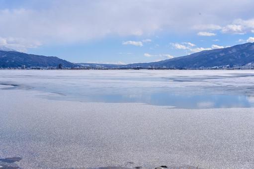 凍り付いた諏訪湖(長野県) 凍り付いた諏訪湖(長野県)の写真