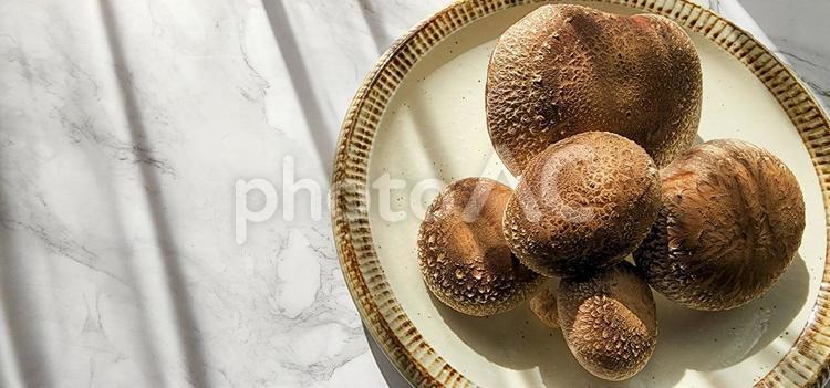 お皿に盛り付けられた椎茸 食べ物,食材,秋の写真素材