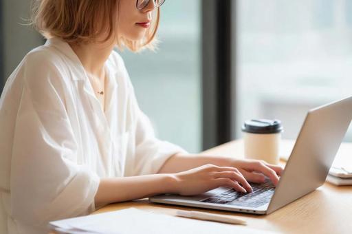 オフィスでPC作業する女性 オフィスでPC作業する女性の写真