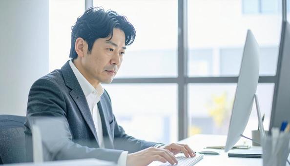 仕事に取り組むビジネスマン 仕事に取り組むビジネスマンの写真
