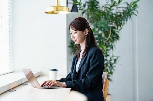 室内でパソコン作業をするスーツを着た女性 室内でパソコン作業をするスーツを着た女性 ビジネス,営業,パソコンの写真素材
