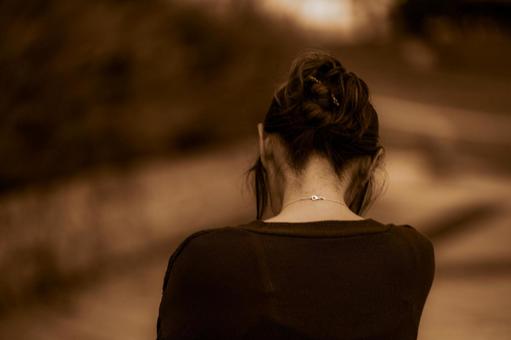 女性一人　、後ろ姿の写真