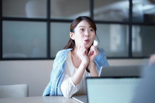 驚くハーフアップの女性 驚くハーフアップの女性 女性,驚く,笑顔の写真素材
