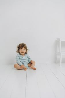 お座りして笑う子供 お座りして笑う子供 赤ちゃん,かわいい,笑顔の写真素材