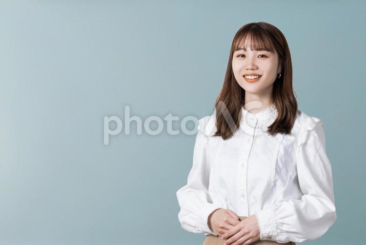 笑顔で案内するビジネスウーマン 女性,ビジネス,笑顔の写真素材